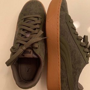 Brand new never worn velvet Puma foam memory shoes